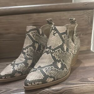 Universal Thread Snakeskin Ankle Booties